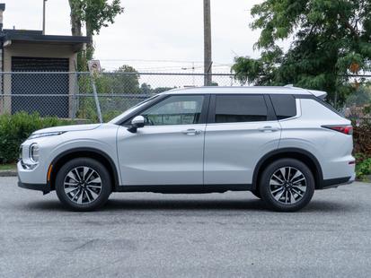 2025 Mitsubishi Outlander - View 4