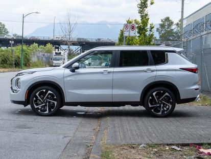 2025 Mitsubishi Outlander PHEV - View 4