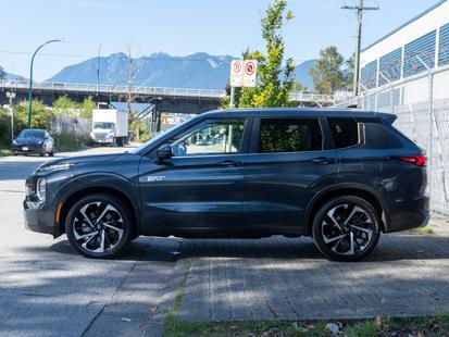 2025 Mitsubishi Outlander PHEV - View 4