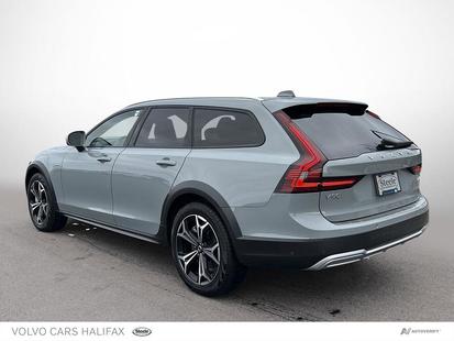2025 Volvo V90 Cross Country - View 3